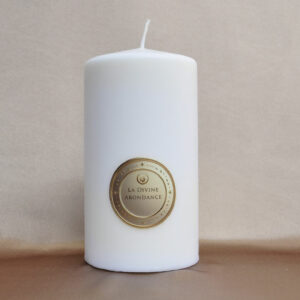 Bougie Divine Abondance irradiant une lumière dorée et généreuse