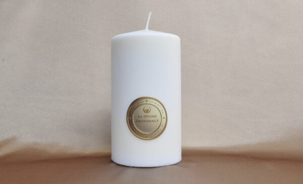 Bougie Divine Abondance irradiant une lumière dorée et généreuse