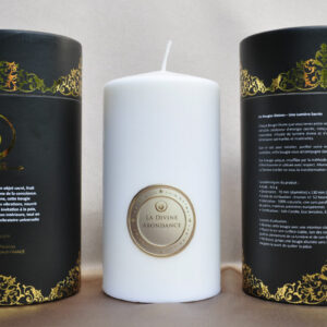 Bougie Divine Abondance irradiant une lumière dorée et généreuse