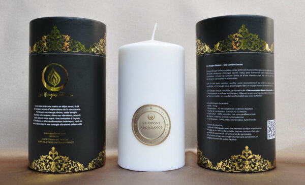 Bougie Divine Abondance irradiant une lumière dorée et généreuse