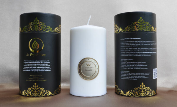 Bougie Divine Clarté illuminant un espace épuré