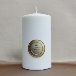 Bougie Divine Créative illuminant un espace d’inspiration et d’expression libre