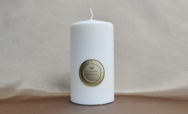 Bougie Divine Créative illuminant un espace d’inspiration et d’expression libre