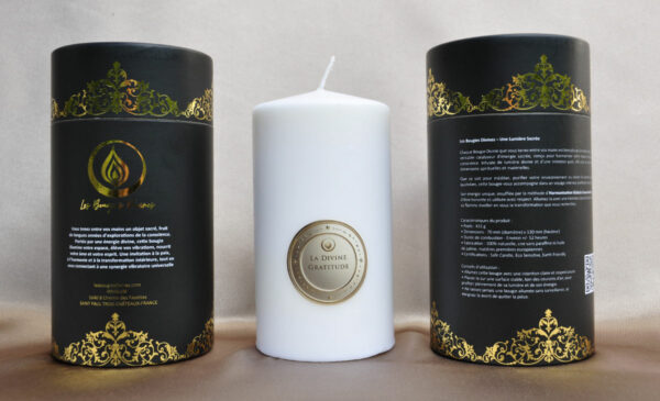 Bougie Divine Gratitude rayonnant une lumière chaleureuse