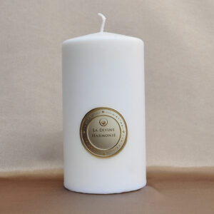 Bougie Divine Harmonie diffusant une lumière apaisante