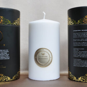 Bougie Divine Harmonie diffusant une lumière apaisante