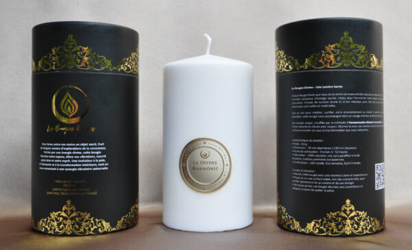Bougie Divine Harmonie diffusant une lumière apaisante