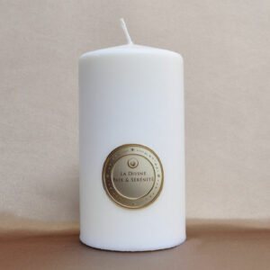 Bougie Divine Paix & Sérénité diffusant une lumière douce et apaisante
