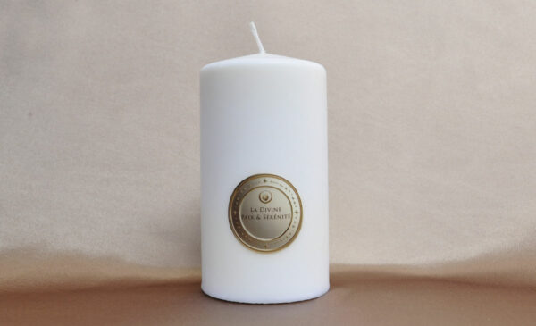 Bougie Divine Paix & Sérénité diffusant une lumière douce et apaisante