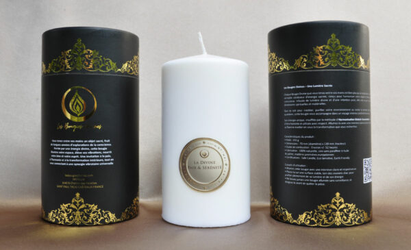 Bougie Divine Paix & Sérénité diffusant une lumière douce et apaisante