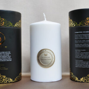 Bougie Divine Protection diffusant une lumière rassurante