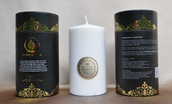 Bougie Divine Protection diffusant une lumière rassurante