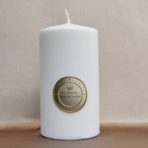 Bougie Divine Protection diffusant une lumière rassurante