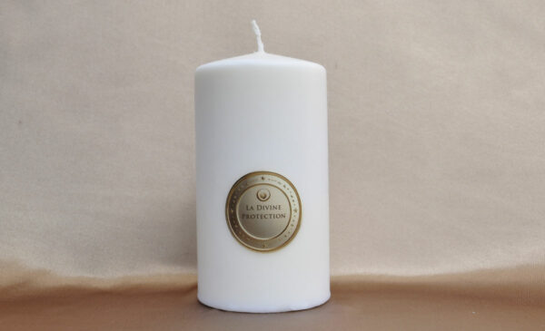 Bougie Divine Protection diffusant une lumière rassurante