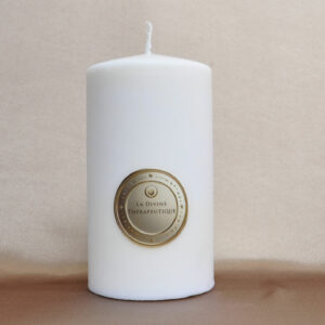 Bougie Divine Thérapeutique rayonnant une lumière de guérison et d’harmonie