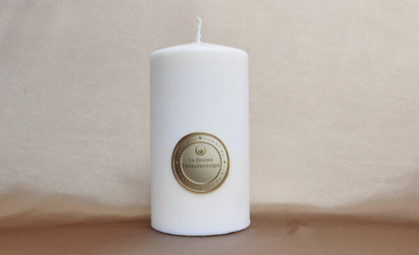 Bougie Divine Thérapeutique rayonnant une lumière de guérison et d’harmonie