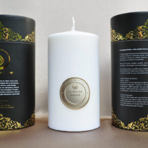 Bougie Divine Amour allumée sur fond doux et chaleureux