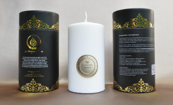 Bougie Divine Amour allumée sur fond doux et chaleureux